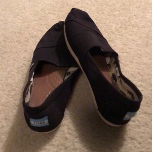 toms black canvas shoes